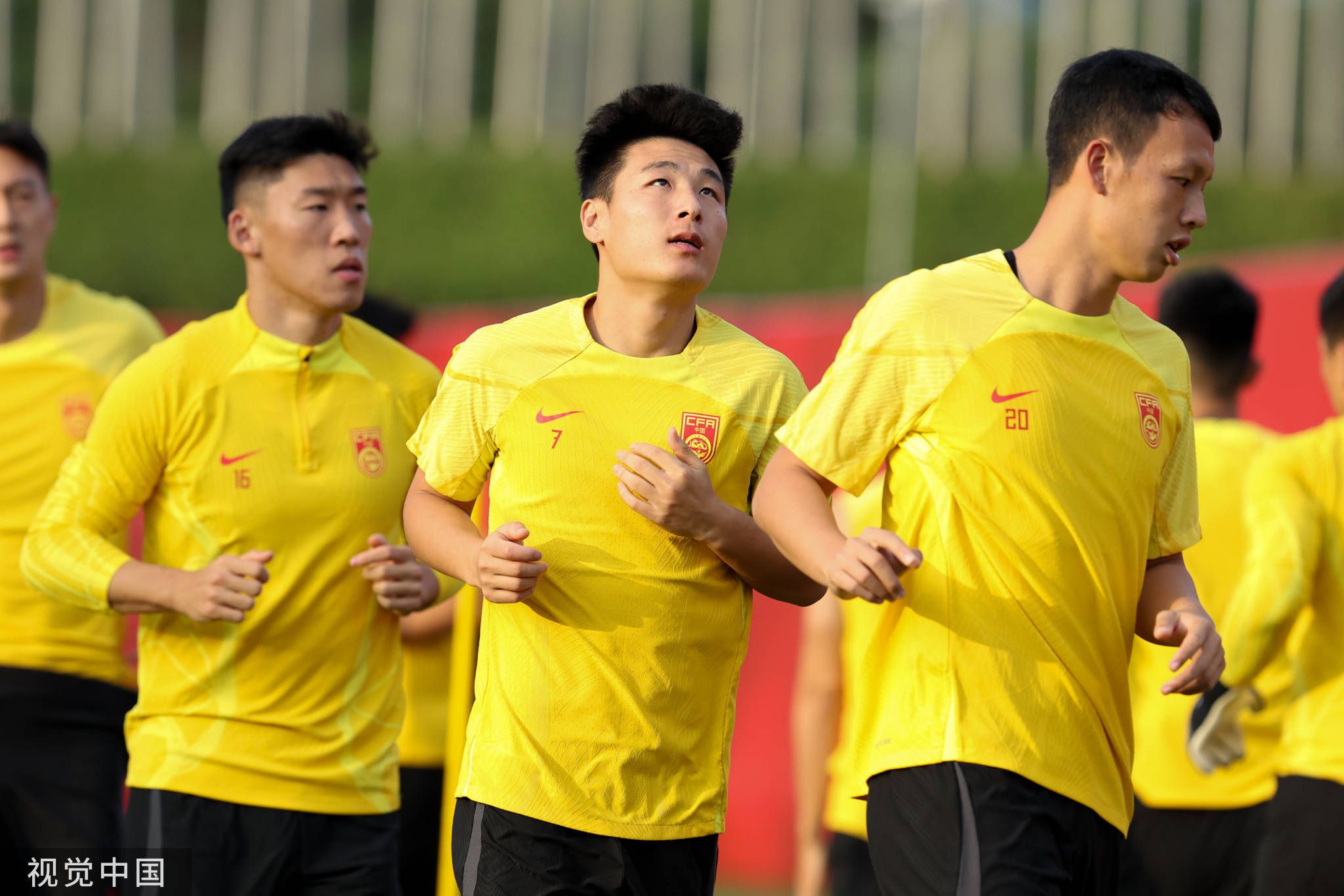 杨若晴喝饱了，抹了把水渍说道。